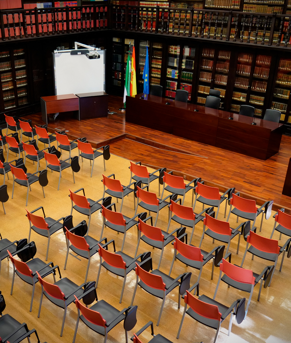 Sala de conferencias en la Facultad de Derecho con estanterías llenas de libros en todas las paredes