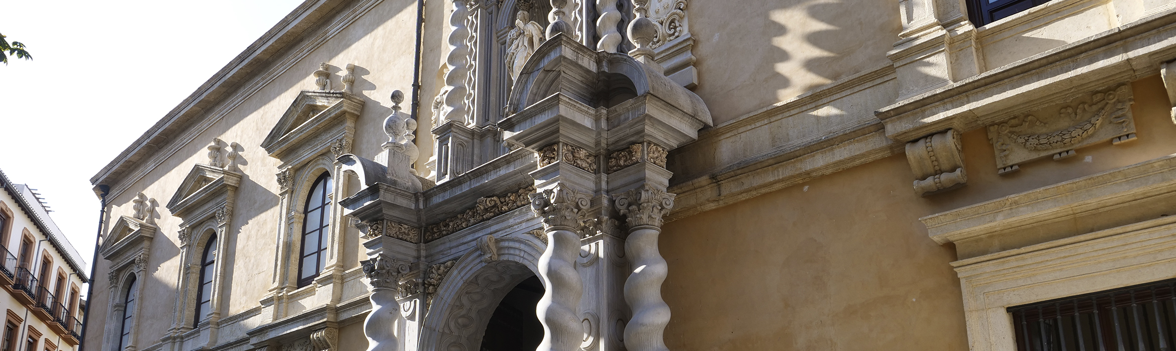 Arco de entrada a la Facultad de Derecho, su fachada exterior se encuentra reformada y cuenta con una imagen religiosa en la parte superior